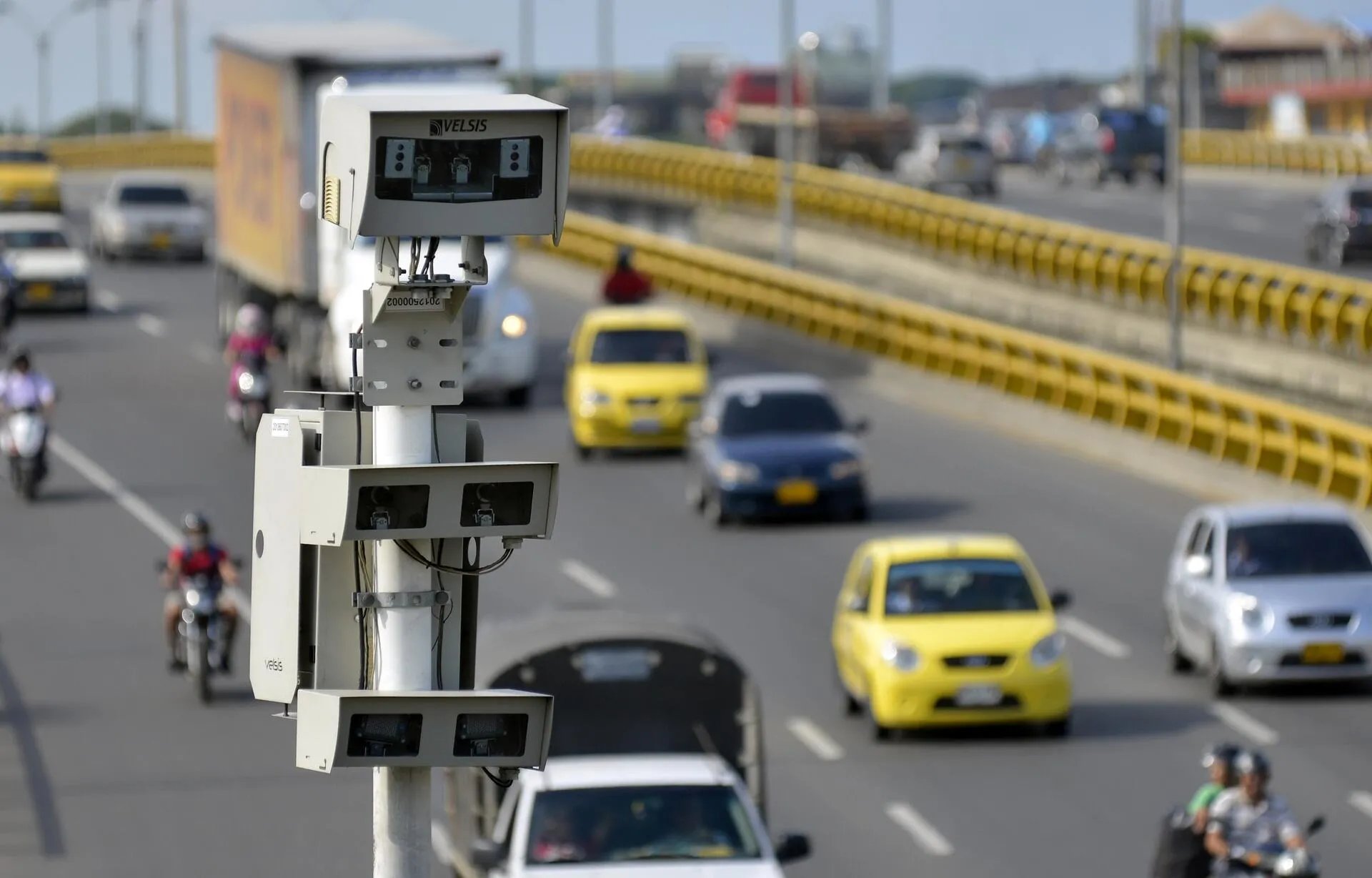 Cámaras de control instaladas sobre una vía con tránsito